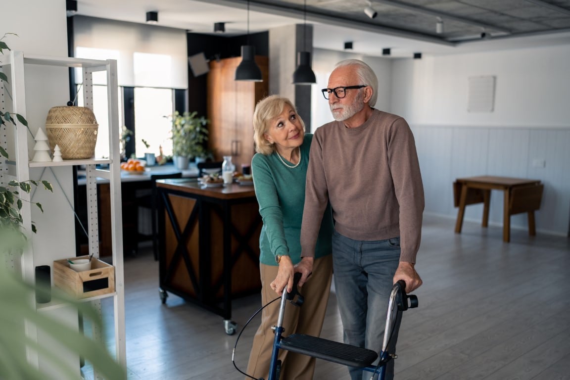 couple de personnes âgées dans leur maison