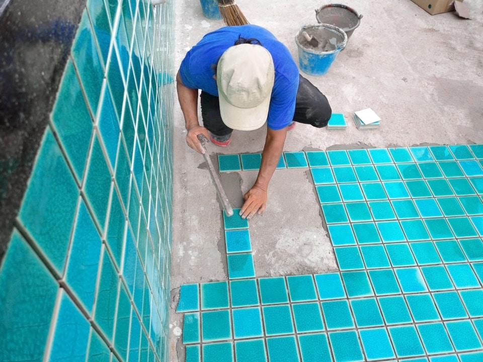 revetement piscine carrelage petits carreaux