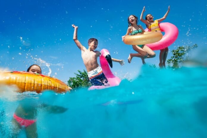 Un été sous haute surveillance : les nouvelles règles pour protéger vos enfants à la piscine